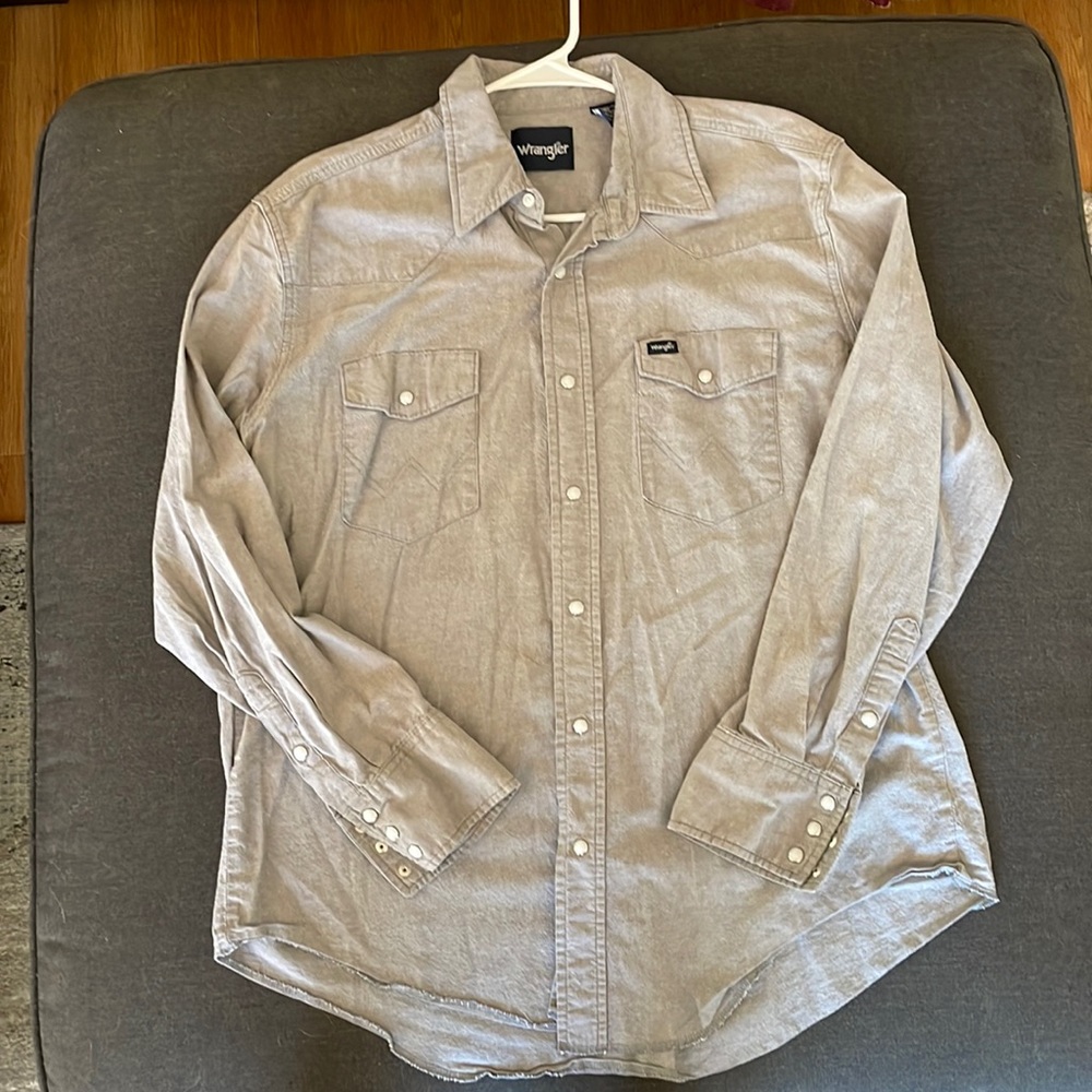 Gray Wrangler XL white pearl snap shirt